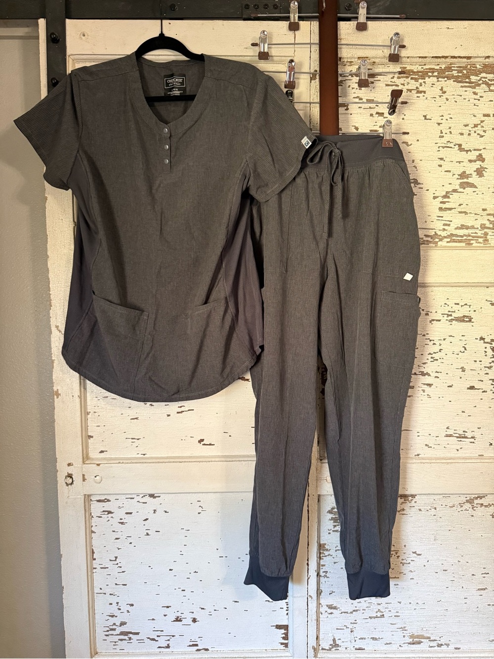 Cherokee Dark Heathered Gray Two-Piece Scrub Set size Large